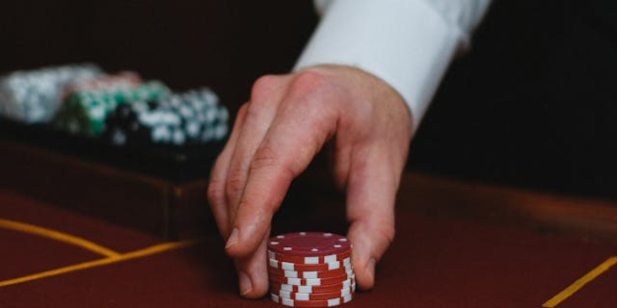 "The Role of Esports Betting in Online Casinos: Exploring the Integration of Competitive Gaming and Traditional Gam